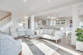 Walk to Rye Harbor State Park: Home w/ Ocean Views