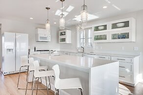 Walk to Rye Harbor State Park: Home w/ Ocean Views