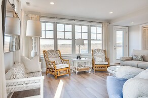 Walk to Rye Harbor State Park: Home w/ Ocean Views