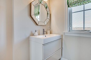Walk to Rye Harbor State Park: Home w/ Ocean Views