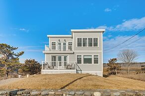 Walk to Rye Harbor State Park: Home w/ Ocean Views