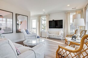 Walk to Rye Harbor State Park: Home w/ Ocean Views