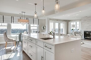Walk to Rye Harbor State Park: Home w/ Ocean Views