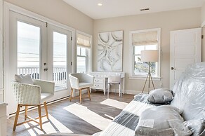 Walk to Rye Harbor State Park: Home w/ Ocean Views