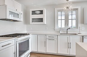 Walk to Rye Harbor State Park: Home w/ Ocean Views