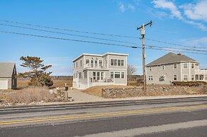 Walk to Rye Harbor State Park: Home w/ Ocean Views