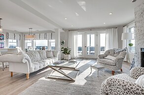 Walk to Rye Harbor State Park: Home w/ Ocean Views