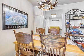Walk to Shops & Eats: Mammoth Lakes Condo w/ Pool
