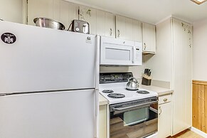 Walk to Shops & Eats: Mammoth Lakes Condo w/ Pool