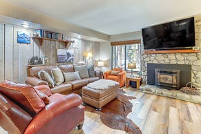 Walk to Shops & Eats: Mammoth Lakes Condo w/ Pool
