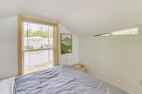 2 Mi to Msu: Tiny Home w/ Furnished Deck!