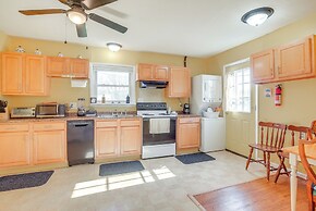 7 Mi to Dtwn Dayton: Home in Kettering w/ Yard