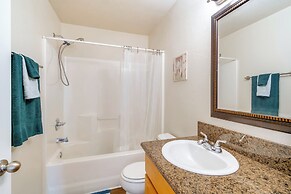 3 Mi to Riverside Park: Grants Pass Getaway!