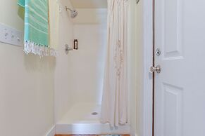 2 Docks + Paddleboard: Lakefront Alabama Retreat!