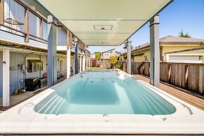 Walk to Poplar Beach: Cozy Coastal Getaway w/ Yard
