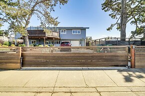 Walk to Poplar Beach: Cozy Coastal Getaway w/ Yard