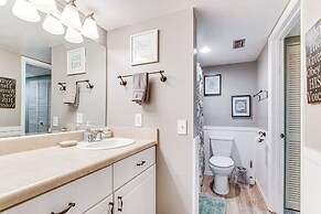 Gulf-view Condo w/ Beach Access & Patio in Hudson