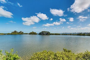 Gulf-view Condo w/ Beach Access & Patio in Hudson