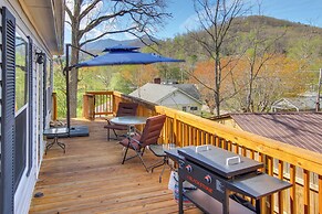 6 Mi to Blue Ridge Parkway: Home w/ Deck & Views!