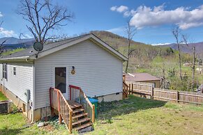 6 Mi to Blue Ridge Parkway: Home w/ Deck & Views!