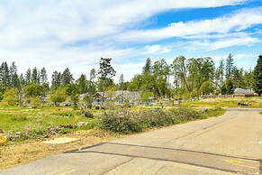 Patio + Outdoor Dining: Modern Home in Paradise