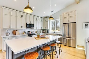 Patio + Outdoor Dining: Modern Home in Paradise