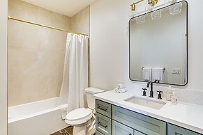 Patio + Outdoor Dining: Modern Home in Paradise