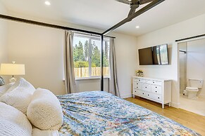 Patio + Outdoor Dining: Modern Home in Paradise