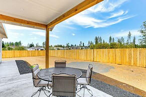 Patio + Outdoor Dining: Modern Home in Paradise