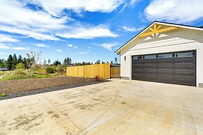 Patio + Outdoor Dining: Modern Home in Paradise