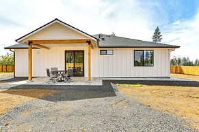 Patio + Outdoor Dining: Modern Home in Paradise