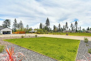 Patio + Outdoor Dining: Modern Home in Paradise