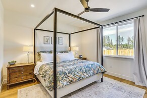 Patio + Outdoor Dining: Modern Home in Paradise