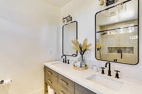 Patio + Outdoor Dining: Modern Home in Paradise