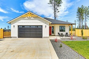 Patio + Outdoor Dining: Modern Home in Paradise
