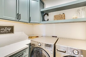 Patio + Outdoor Dining: Modern Home in Paradise