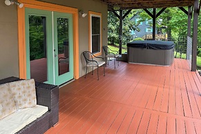 3 Mi to Marina: Cabin w/ Hot Tub in Byrdstown!