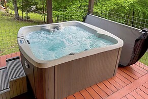 3 Mi to Marina: Cabin w/ Hot Tub in Byrdstown!