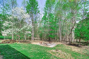 3 Mi to Marina: Cabin w/ Hot Tub in Byrdstown!