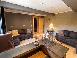 Farmhouse by Lake Coo With Jacuzzi