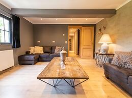 Farmhouse by Lake Coo With Jacuzzi