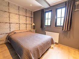 Farmhouse by Lake Coo With Jacuzzi