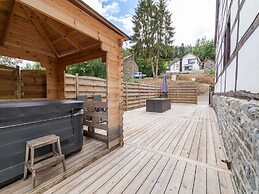 Farmhouse by Lake Coo With Jacuzzi