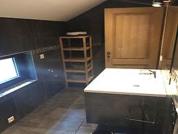 Farmhouse by Lake Coo With Jacuzzi