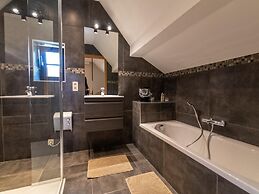 Farmhouse by Lake Coo With Jacuzzi