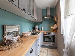 Farmhouse by Lake Coo With Jacuzzi