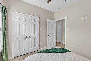 Chic Pet Friendly 3br Duplex In Amazing Location 3 Bedroom Duplex