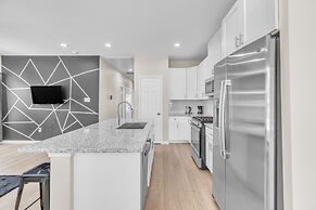 Chic Pet Friendly 3br Duplex In Amazing Location 3 Bedroom Duplex