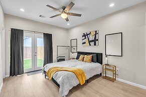 Chic Pet Friendly 3br Duplex In Amazing Location 3 Bedroom Duplex