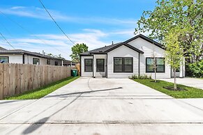 Chic Pet Friendly 3br Duplex In Amazing Location 3 Bedroom Duplex